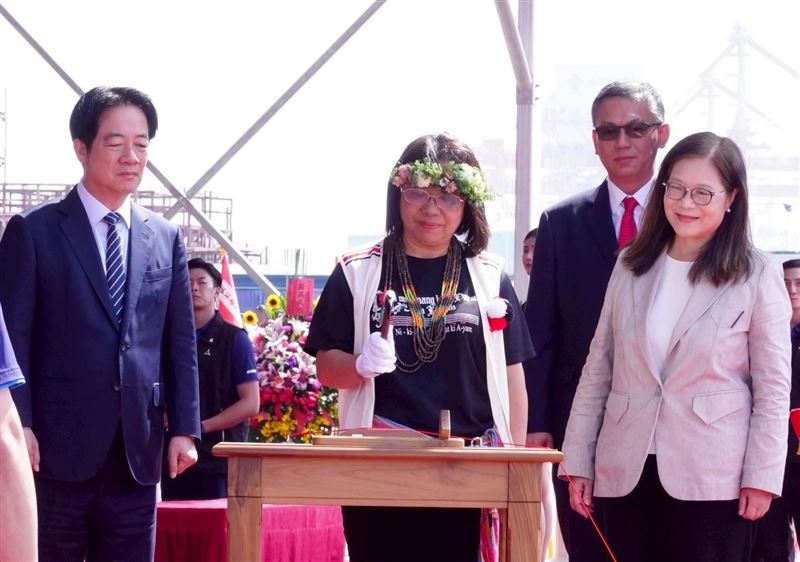 萬淑娟為新艦擲瓶下水，以致敬其長年堅持。（圖／海委會提供）