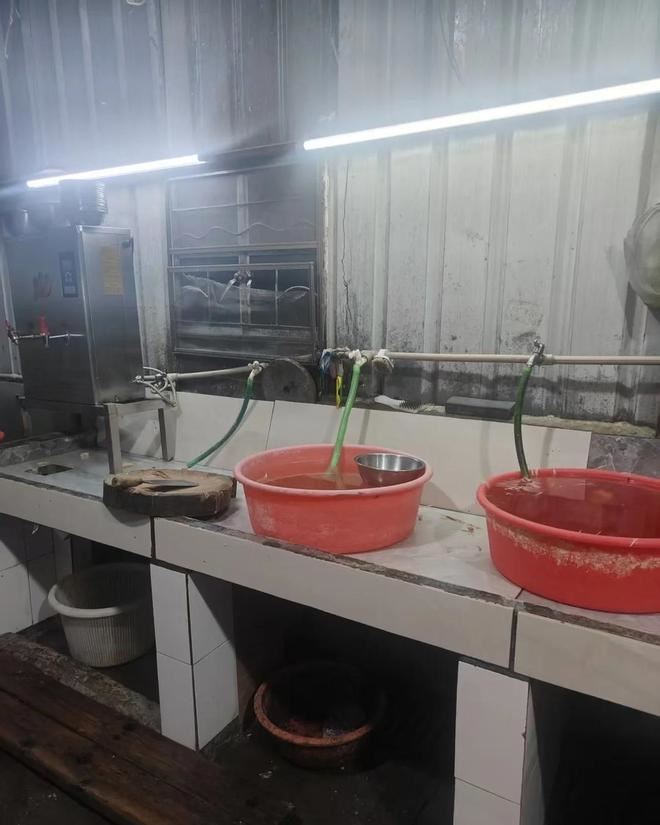 調查人員前往「蝦記私房菜」檢查廚房，並未發現貓肉或蛇肉等相關食材。（圖／翻攝自微博）