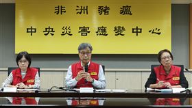 非洲豬瘟應變中心記者會　陳駿季主持（2）農業部長陳駿季（中）2日下午主持非洲豬瘟中央災害應變中心記者會表示，防疫工作應該是中央與地方一起努力，而不是自走砲，希望台中市政府不要再有私下行為，影響後續疫調判斷。中央社記者吳家昇攝　114年11月2日