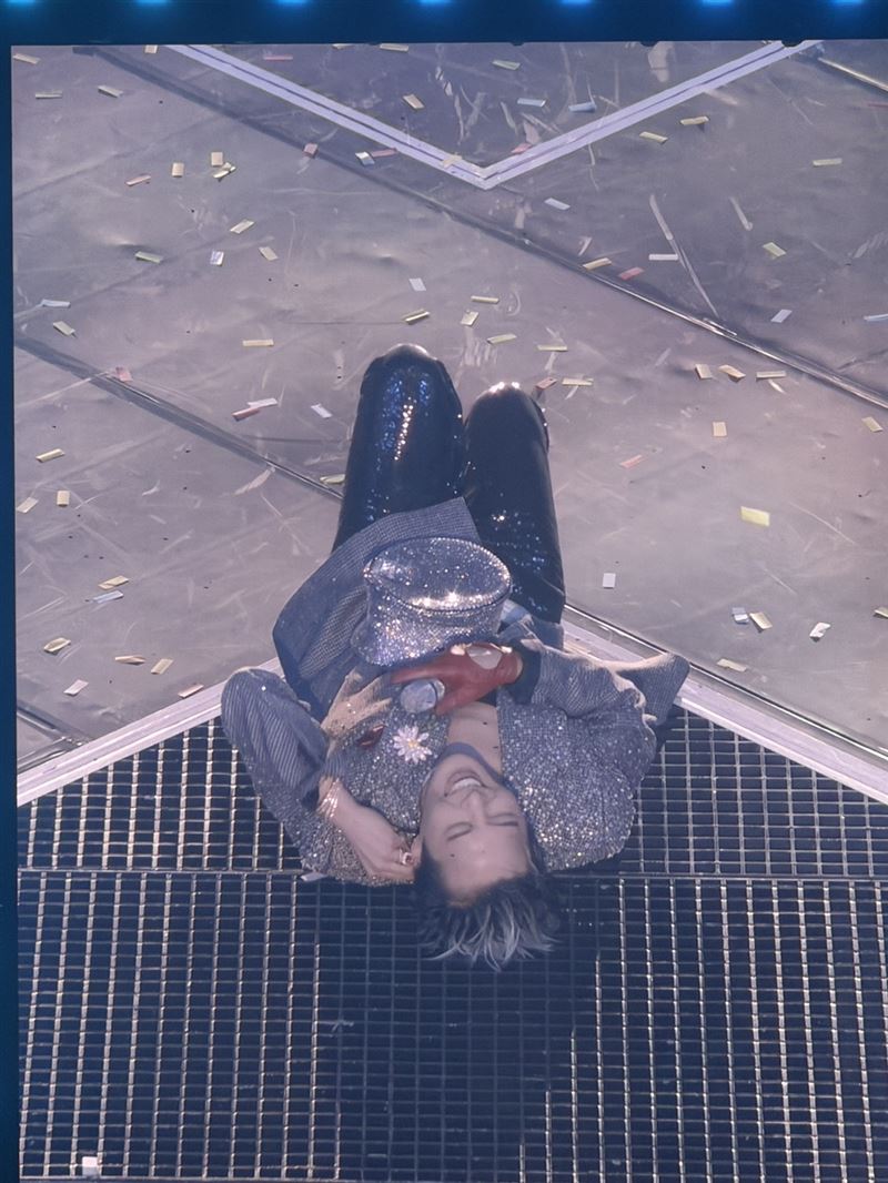 GD躺在舞台中央享受應援，沒想到麥克風意外掉地上。（圖／讀者提供）