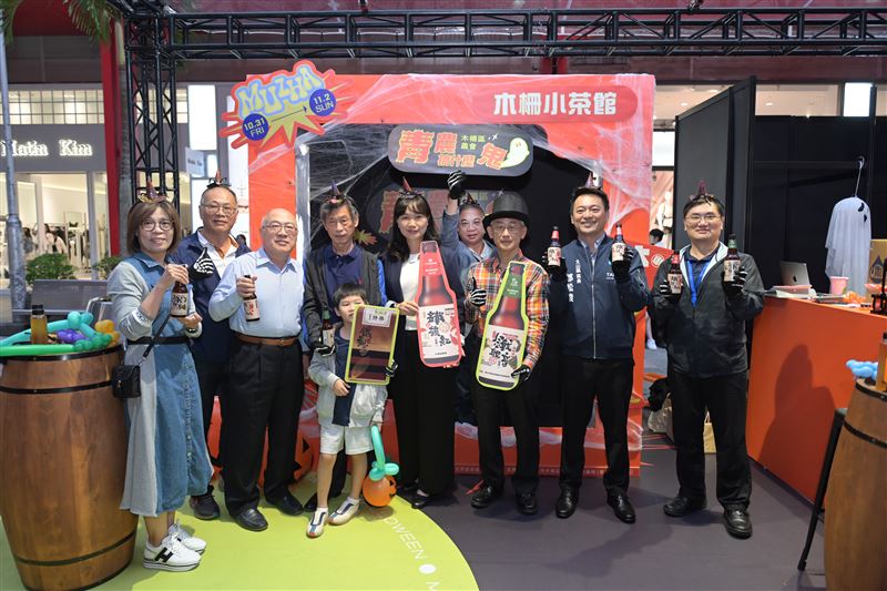 木柵小茶館-青農搞什麼鬼，市府產發局與木柵農會長官為活動造勢。（左起: 台北市農會郭淑敏總幹事/木柵區農會許協榮理事/台北市農會翁清楠常務監事/台北市農會潘清森理事長/木柵區農會莊思琪總幹事/臺北市產業發展局代表王三中副局長/文山區區長鄧淞駿 區長/產發局農業發展科呂丘鴻科長)（圖/木柵區農會提供）