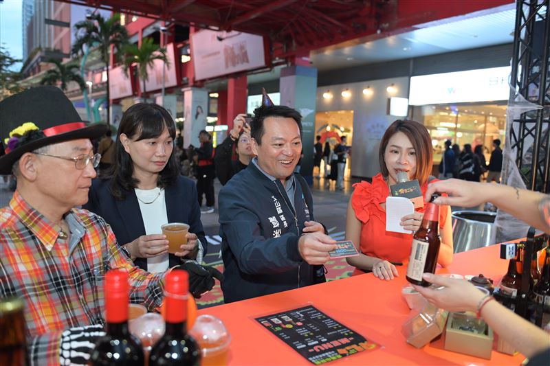 最受矚目的「青農Bar」主打鐵觀音特調。(左起: 臺北市產業發展局代表王三中副局長/木柵區農會莊思琪總幹事/文山區區長鄧淞駿 區長）（圖/木柵區農會提供)