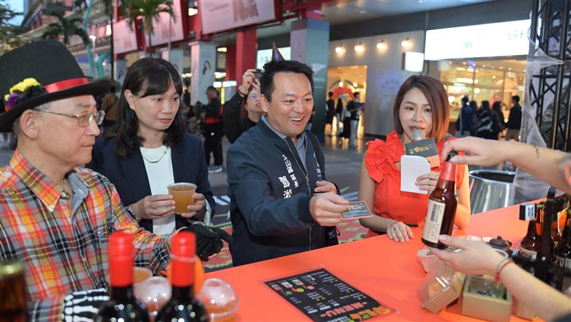 信義區夜色飄茶香　木柵青農萬聖開趴