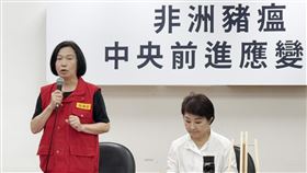 杜文珍主持非洲豬瘟前進應變所記者會台中市梧棲區一處養豬場出現非洲豬瘟疫情，中央前進應變所2日在農業部動植物防疫檢疫署台中分署辦理記者會，農業部次長杜文珍（左）、台中市長盧秀燕（右）等出席。中央社記者蕭博陽台中攝　114年11月2日