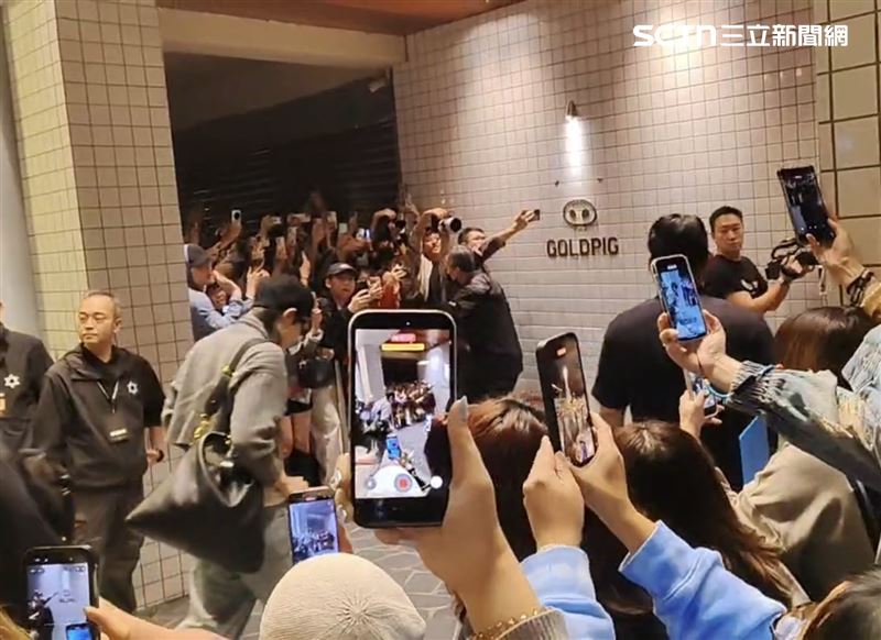 GD的好兄弟李洙赫也從另一側車門下車，默默跟隨在他身後。（圖／SNG小組 杜志明攝影）