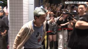 GD穿著米奇上衣進入餐廳，造型相當可愛。（圖／SNG小組 杜志明攝影）