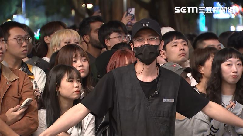 金豬食堂外吸引破千名粉絲守候，餐廳出動人力圍起人牆。（圖／SNG小組 杜志明攝影）