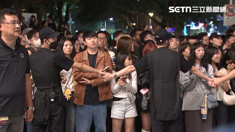 金豬食堂外吸引破千名粉絲守候，餐廳出動人力圍起人牆。（圖／SNG小組 杜志明攝影）