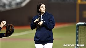 中信兄弟打擊教練莎菈。（圖／記者劉彥池攝影）