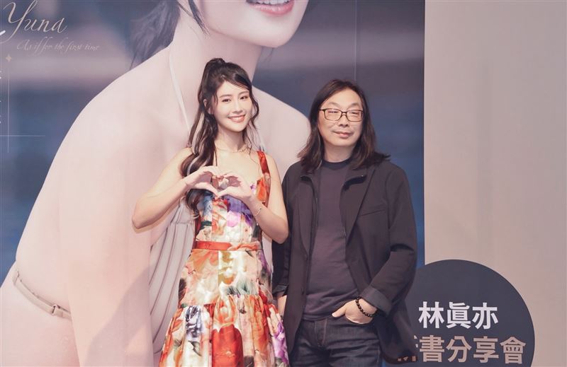 林真亦和攝影師黃天仁。（圖／攝影龐文宏提供）