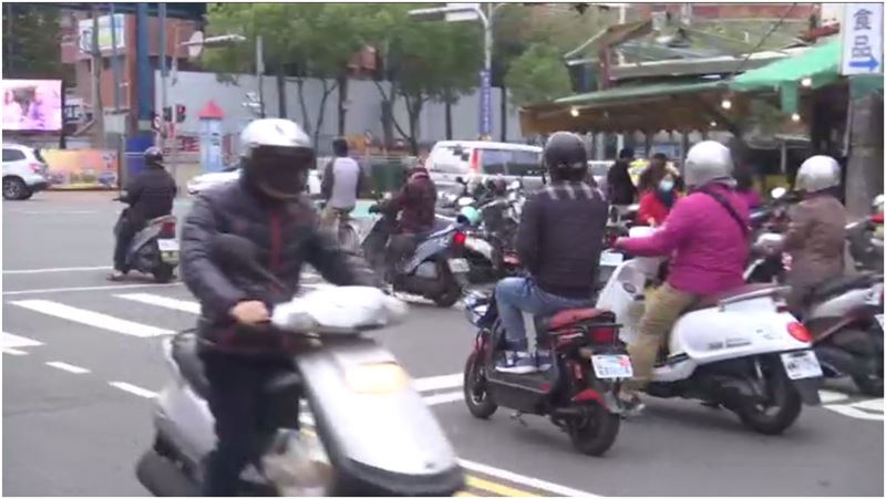 「微型電動二輪車」不需要駕照，也不需經過交通訓練，成為年輕學子的代步工具，但隱藏的風險不容小覷。（圖 / 資料畫面）