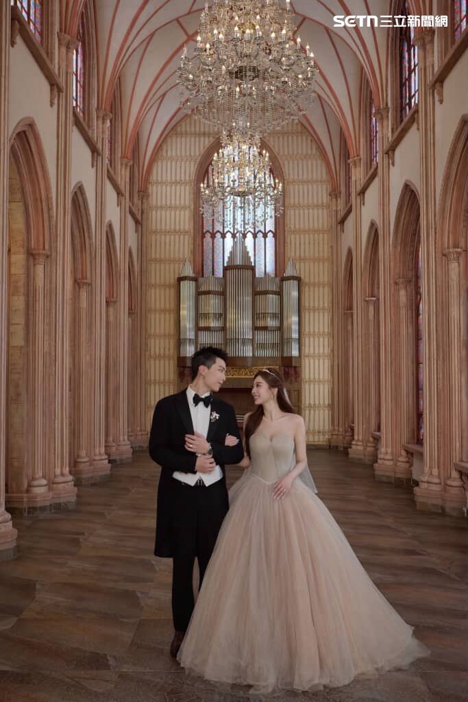 一代玉女歌手胡藝芬的愛子音樂人Jack正式升格人夫！他與愛情長跑六年的女友甜蜜宣布結婚。（圖/Jack提供）