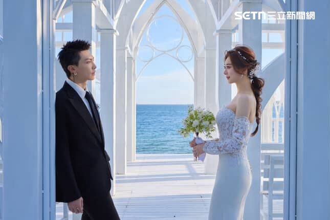 一代玉女歌手胡藝芬的愛子音樂人Jack正式升格人夫！他與愛情長跑六年的女友甜蜜宣布結婚。（圖/Jack提供）