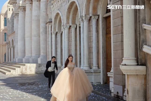 一代玉女歌手胡藝芬的愛子音樂人Jack正式升格人夫！他與愛情長跑六年的女友甜蜜宣布結婚。（圖/Jack提供）