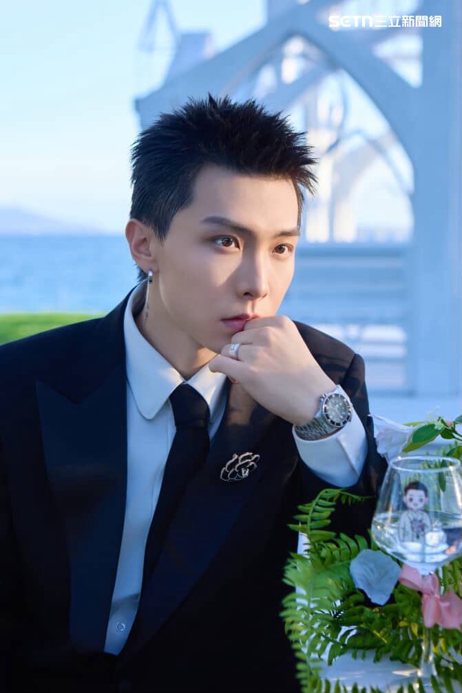 一代玉女歌手胡藝芬的愛子音樂人Jack正式升格人夫！他與愛情長跑六年的女友甜蜜宣布結婚。（圖/Jack提供）