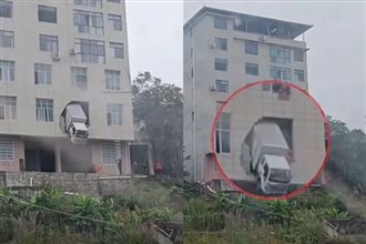 中國湖北一輛貨車撞破2樓牆面，掛在半空中嚇壞民眾。（圖／翻攝微博）