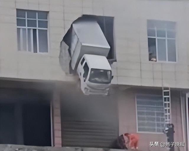 救援人員拿伸縮梯和繩索搶救車上駕駛。（圖／翻攝微博）