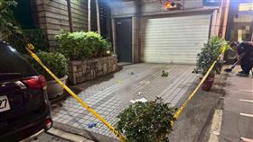 恐怖情人！三重環河南路驚傳砍人案 姊妹遭前男友持刀猛攻 嫌犯當場墜樓亡。(圖／翻攝畫面)