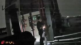 恐怖情人！三重環河南路驚傳砍人案 姊妹遭前男友持刀猛攻 嫌犯當場墜樓亡。(圖／翻攝畫面)