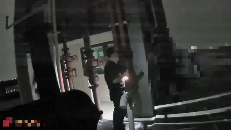 員警退到樓梯口說「我們都出去了」，此時犯嫌突然從頂樓跳下。(圖／翻攝畫面)