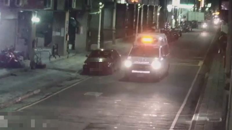 救護車趕到現場，將將墜樓的犯嫌和受傷的妹妹送醫搶救。(圖／翻攝畫面)