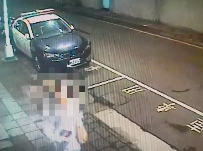 被害人姊姊負傷跑到警局報案。(圖／翻攝畫面)