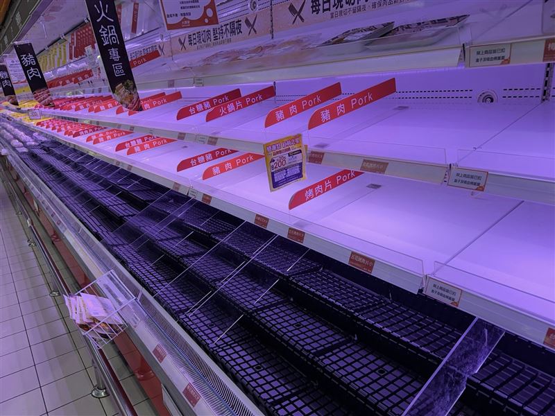 莊競程PO出大賣場貨架上沒現切豬肉可賣的照片，怒轟台中市府又蠢又壞。（圖／翻攝自莊競程臉書）