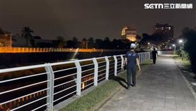 袋內是石棉瓦。（圖／翻攝畫面）