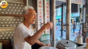 鋼管紅茶高齡90歲的阿公老闆說，現在1天大概只賣20杯，因為房子是自己的，所以還能加減做生意，「我報到就沒有了，就打烊了！」。（圖／林榮芳攝）
