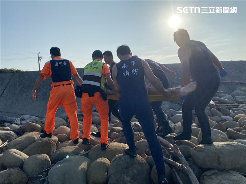 台南市七股區曾文溪口3日上午撈起浮屍。（圖／翻攝畫面）