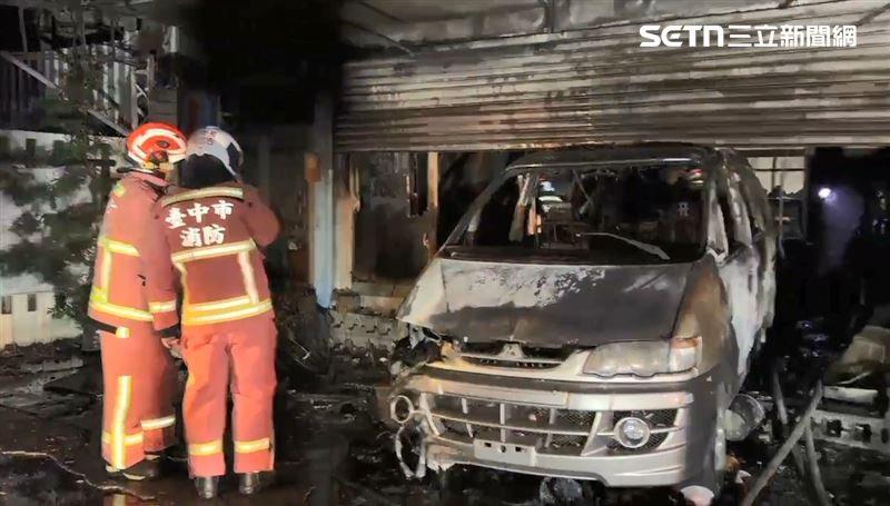 前房客疑與房東有租賃糾紛，開車擋住鐵門後縱火。（圖／翻攝畫面）