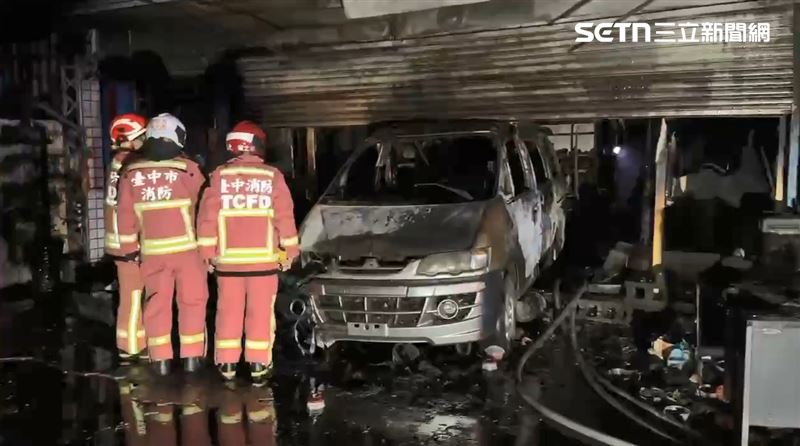 前房客疑與房東有租賃糾紛，開車擋住鐵門後縱火。（圖／翻攝畫面）