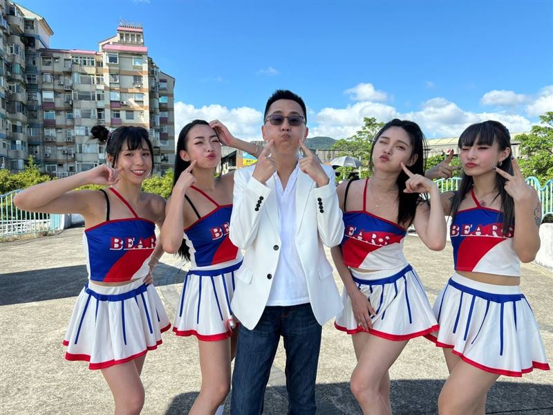 486先生在MV中展現俏皮的一面，延伸「品牌真實感」的創作理念。（圖／486團購提供）