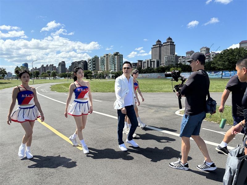 486先生首支MV《竹篙鬥菜刀》在啦啦隊女孩陪襯下，對鏡活力開唱。（圖／486團購提供）