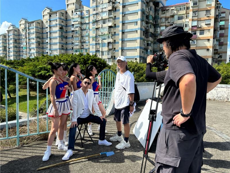 非典型董事長486先生這次和金牌製作人聯手「出輯」，從賣家電到唱人生。（圖／486團購提供）