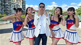 486先生在MV中展現俏皮的一面，延伸「品牌真實感」的創作理念。（圖／486團購提供） 