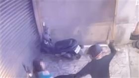 林翁拿著西瓜刀砍向前女友。（圖／翻攝畫面）