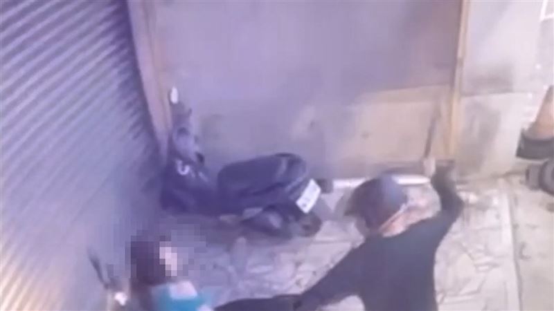 林翁拿著西瓜刀砍向前女友。（圖／翻攝畫面）