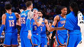 NBA衛冕軍雷霆以137：106轟垮鵜鶘，連兩季達成開季7連勝。（圖／翻攝自X平台 @okcthunder）