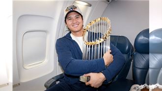 道奇乘坐包機回洛杉磯　山本由伸抱獎盃睡