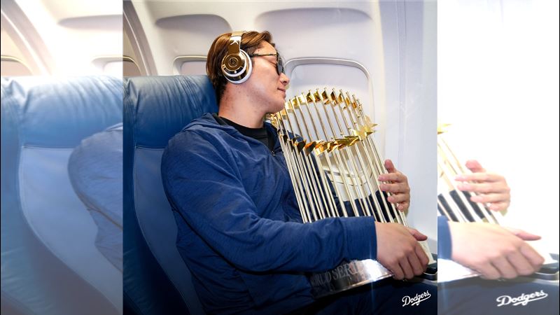 山本由伸抱著獎盃睡。（圖／翻攝自X平台 @Dodgers）