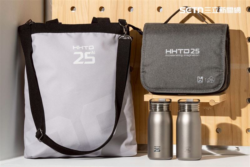 鴻海科技日貴賓禮首度曝光，華航聯名旅行盥洗包與鈦萬德鈦輕水瓶成亮點。（圖／翻攝自fb平台 @鴻海）