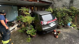 新／高齡駕駛暴衝！74歲翁開車撞進民宅