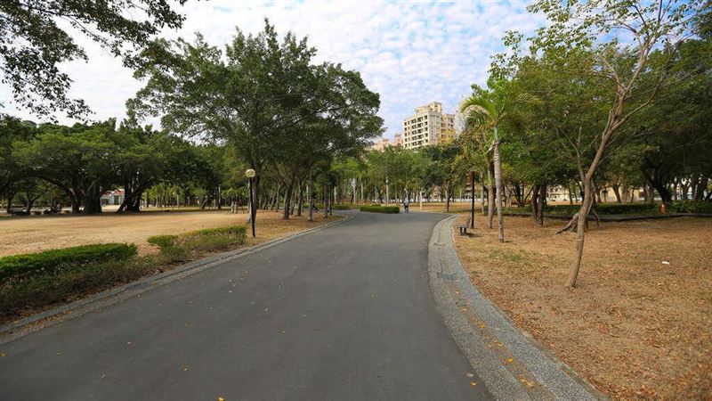 徐姓男子在大東公園內上空打籃球慘遭工務局開罰。（圖／翻攝《高雄旅遊網》）