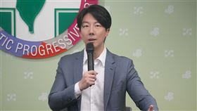 吳崢主持「違法送市產？謝國樑停止市政大樓合建都更！」記者會（圖／民進黨提供） 
