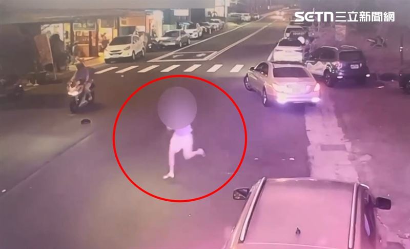 婦人遭猛烈撞擊當場失去生命跡象，婦人兒子見狀急忙衝上前查看狀況。（圖／翻攝畫面）