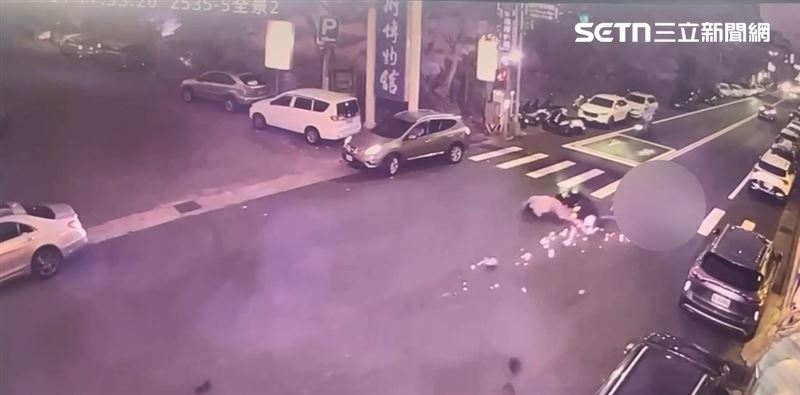 70歲婦人與兒女前往三義木雕街遊玩，因撿到流浪貓，為了拿紙箱裝貓闖紅燈引發車禍。（圖／翻攝畫面）