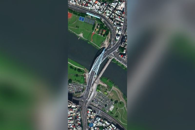 中國「吉林一號」衛星日前公布八張台灣衛星照，圖為其中一張「基隆河」，大直橋清晰可見。（圖／取自「吉林一號」微信公眾號）