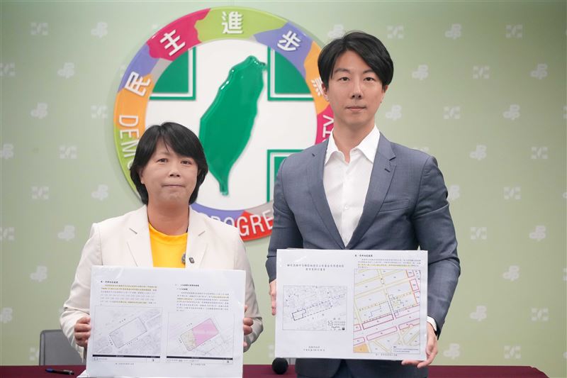 民進黨發言人吳崢、基隆市議員鄭文婷召開「違法送市產？謝國樑停止市政大樓合建都更！」記者會（圖／民進黨提供）