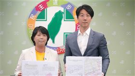 民進黨發言人吳崢、基隆市議員鄭文婷召開「違法送市產？謝國樑停止市政大樓合建都更！」記者會（圖／民進黨提供） 